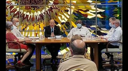 Desde el Palacio de la Revolución se transmitió el espacio televisivo de la Mesa Redonda donde se informa un nuevo grupo de medidas económicas