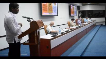 Reunión de figuras del Gobierno cubano con especialistas del área alimentaria y nutriología