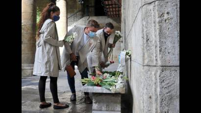 Jóvenes estudiantes del Colegio Universitario San Gerónimo de La Habana,  con flores en las manos rinden homenaje a Eusebio Leal.