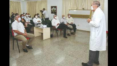 El Presidente de la República, Miguel Díaz-Canel Bermúdez, intercambió en la mañana de este lunes con un grupo de científicos que trabajan incansablemente en la vacuna cubana contra la COVID-19