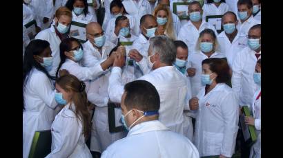 El ejemplo de los trabajadores de la salud cubana en la batalla contra la pandemia de la       COVID-19 es reconocida por los pueblos del mundo pese al egoísmo y la perversidad del     Gobierno estadounidense.