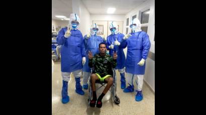 El cuerpo de Jorge Lara muestra el impacto de la enfermedad, pero su alta médica lo regocija