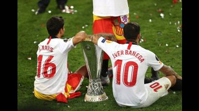 Jesús Navas y Éver Banega