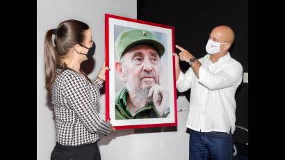 Aylin Álvarez, segunda secretaria de la UJC, entregó a Gerardo Hernández Nordelo  un cuadro con una imagen de Fidel
