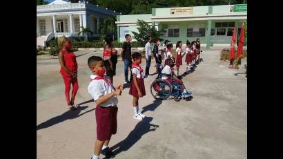Felices, 20 alumnos de Preescolar, 6to y 9no grados de la escuela especial Amistad Cuba-Vietnam recibieron sus certificados de graduados en la plaza del centro