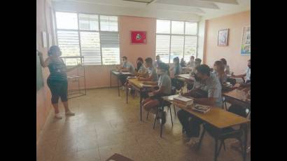 Al regresar a las aulas, los estudiantes completan cuatro semanas de preparación intensiva para los exámenes