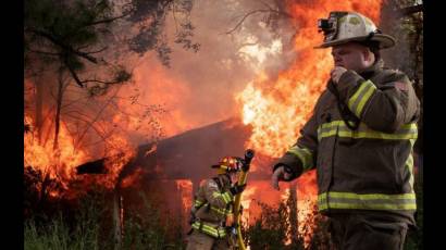 Bomberos locales responden al incendio en una casa luego de paso de la tormenta Delta en Luisiana, Estados Unidos.