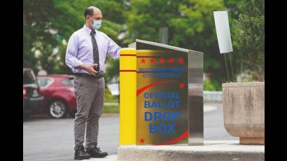 Un ciudadano depositando su voto en el correo