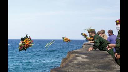 Arrojar flores al mar para recordar a Camilo