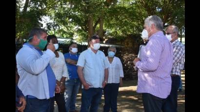 El mandatario cubano intercambió con trabajadores de la Finca integral La Fortaleza