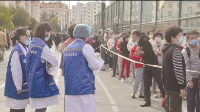Ciudadanos de Qingdao hacen fila para realizarse la prueba de COVID-19.