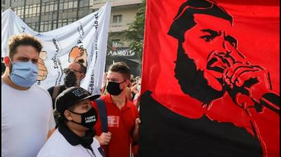 El rapero griego antirracista Pavlos Fyssas, el centro de los manifestantes que protestaban contra una junta de líderes y miembros del partido Amanecer Dorado