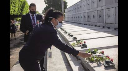 Familiares de las víctimas del crimen de Barbados rindieron su tributo en la necrópolis de Colón.
