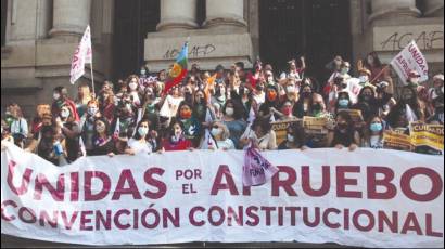 De ganar, sería un caso único en el mundo en el que hombres y mujeres repartidos equitativamente, diseñarán una Constitución