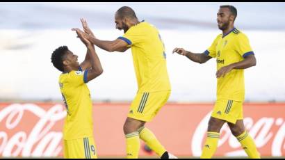 Lozano, Fali y Akapo celebran el gol conseguido por el primero.