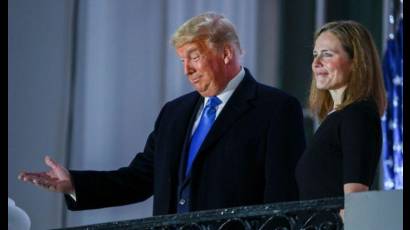 El presidente de EEUU, Donald Trump, saluda junto a la juez Amy Coney Barrett en un balcón de la Casa Blanca tras jurar como nueva integrante de la Corte Suprema