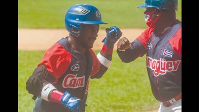 Loidel Chapelí se vistió de slugger en Bayamo