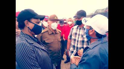 En el recorrido no faltó el diálogo con los productores agrícolas