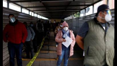 Fila en Ciudad de México para realizarse la prueba para detectar el nuevo coronavirus