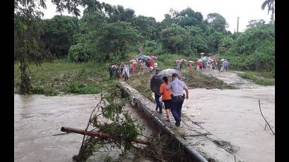 Paso afectado por río crecido