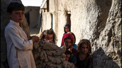 Un grupo de ninos de la aldea en Maiwand, provincia de Kandahar.