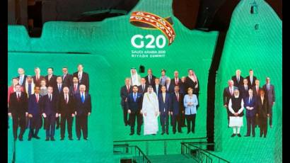 «Foto Familiar» del G20 proyectada en el Palacio Salwa en At-Turaif, Arabia Saudita