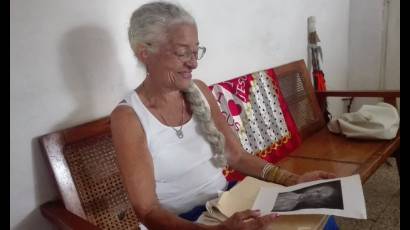 Jorgelina María Muñoz Fernández resguarda la foto y documentos de su abuelo, ordenanza del Mayor General Serafín Sánchez Valdivia.