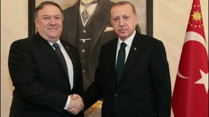 Por alguna razón, esta vez la mano de Pompeo quedó en el aire.