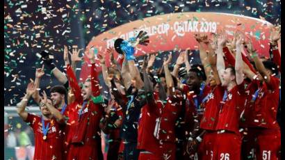 Los jugadores del Liverpool celebran con la copa tras ganar el Mundial de Clubes ante Flamengo de Brasil en 2019