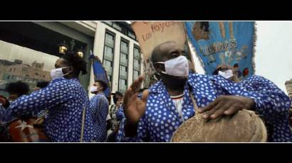 El grupo de artistas cubanos y la conga de Los Hoyos