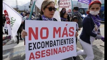 Mujer con cartel