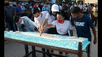 El pastel por los 50 años de la organización reunió en torno suyo a miembros y directivos