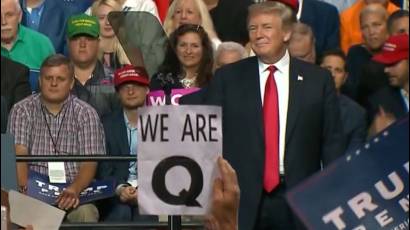 Carteles de QAnon en los mítines de Trump