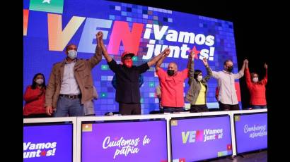 Líderes del PSUV saludan el triunfo tras el primer parte electoral.