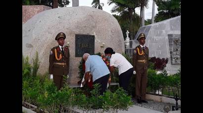 Santiagueros recordaron en vibrante peregrinación el cuarto aniversario del acto en que el eterno Comandante en Jefe de los cubanos fuera sembrado en el cementerio Santa Ifigenia