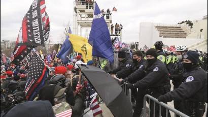 Conminados por Trump, sus seguidores forzaron la entrada al Capitolio en Washington.