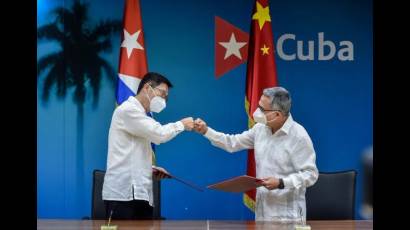 Chen Xi (izquierda) y Marcelino Medina durante la firma del acta de entrega del donativo aportado por China al sistema de Salud cubano.