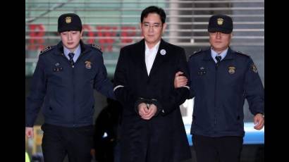 Condenan a dos años y medio de cárcel a heredero de Samsung