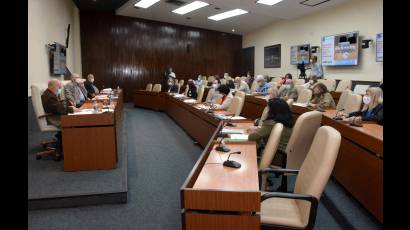 Científicos que participan en el enfrentamiento a la COVID-19 en reunión de trabajo con el Presidente Cubano.