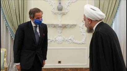 El presidente iraní, Hasán Rohaní (derecha)
