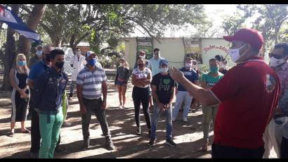 Visita de la UJC a un centro laboral en Las Tunas