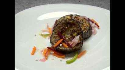 Rodajas de berenjena asada con un crudité de vegetales