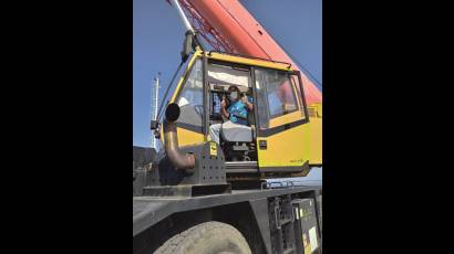 Jóvenes cubanos en labores de producción
