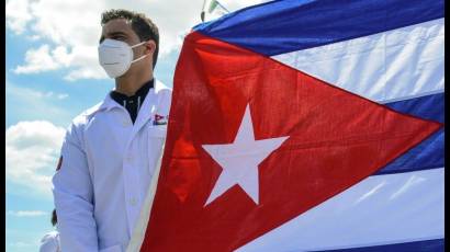 Al darle la bienvenida a la Patria, el Presidente cubano reconoció el trabajo de estos profesionales de la Salud, quienes lograron salvar 216 vidas y rehabilitaron a 249 pacientes.