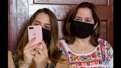 Rosa Miriam, junto a su hija Alejandra García