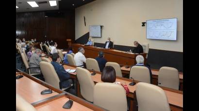 En el Palacio de la Revolución, científicos y expertos presentaron a la dirección del país una actualización del manejo de los convalecientes de la COVID-19. Foto: Estudios Revolución