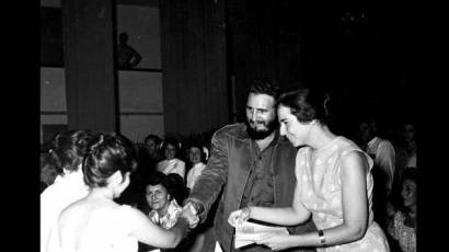 Fidel junto a Vilma Espín durante el acto de fundación de la Federación de Mujeres Cubanas