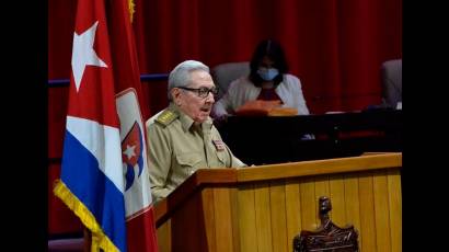 El Primer Secretario del Comité Central, General de Ejército Raúl Castro, presentó el Informe Central al 8vo. Congreso