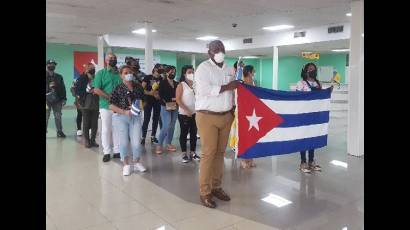 Arriban a Cuba colaboradores médicos desde San Vicente