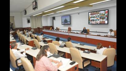 Manuel Marrero Cruz en encuentro con responsables de equipos de atención a la población